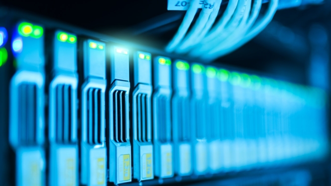 Datu serveri zilā apgaismojumā