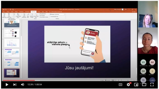 Ekrāna skats no prezentācijas slaida ar viedtālruni, kura redzams virtuālais asistents ZINTIS