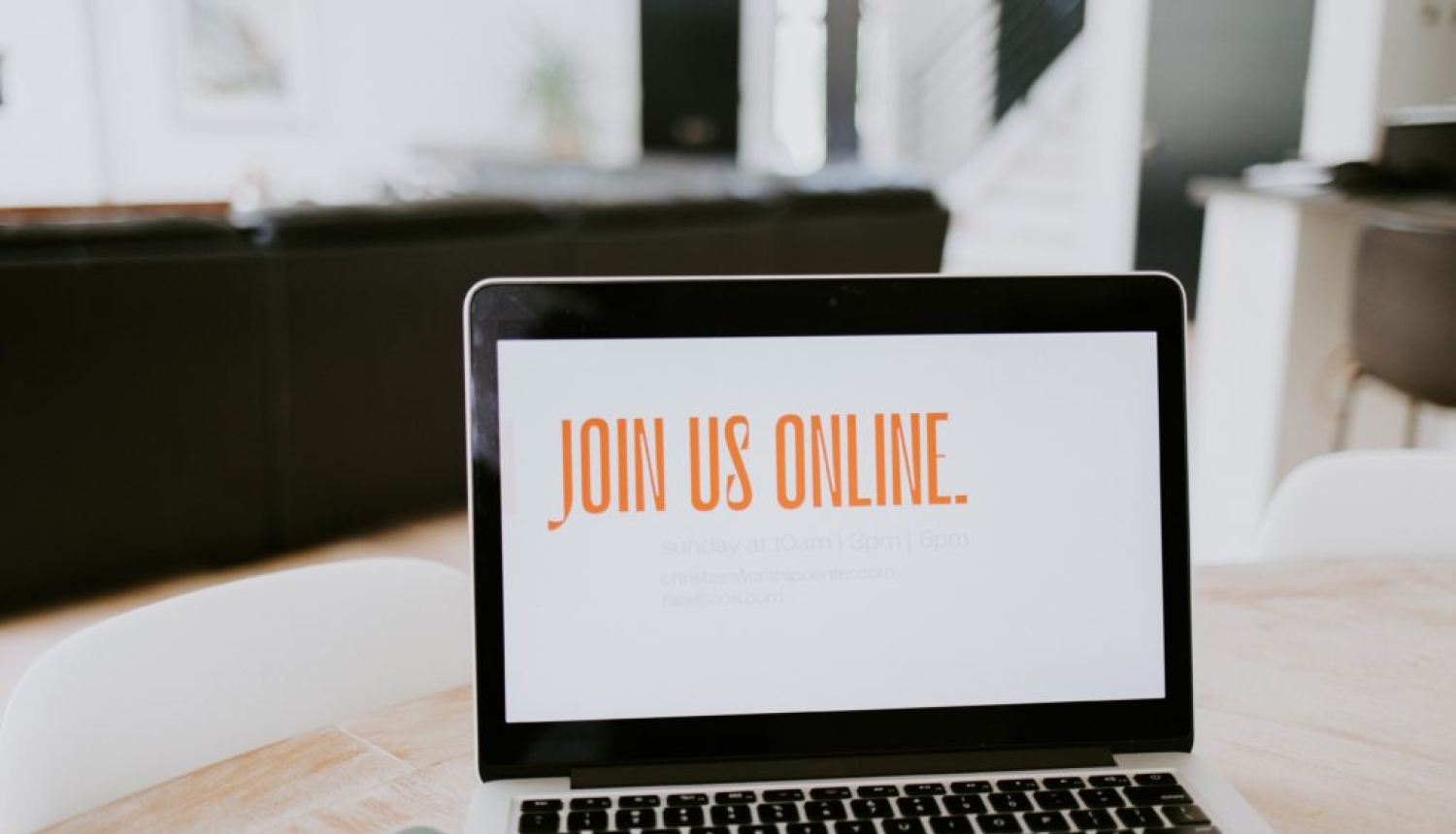 Atvērts portatīvais dators ar tekstu - Join us online