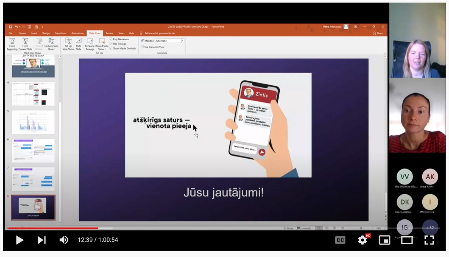 Ekrāna skats no prezentācijas slaida ar viedtālruni, kura redzams virtuālais asistents ZINTIS